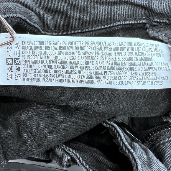 Forever 21 Black Frayed Hem Cropped Jeans Size 31 Women’s - Picture 5 of 5